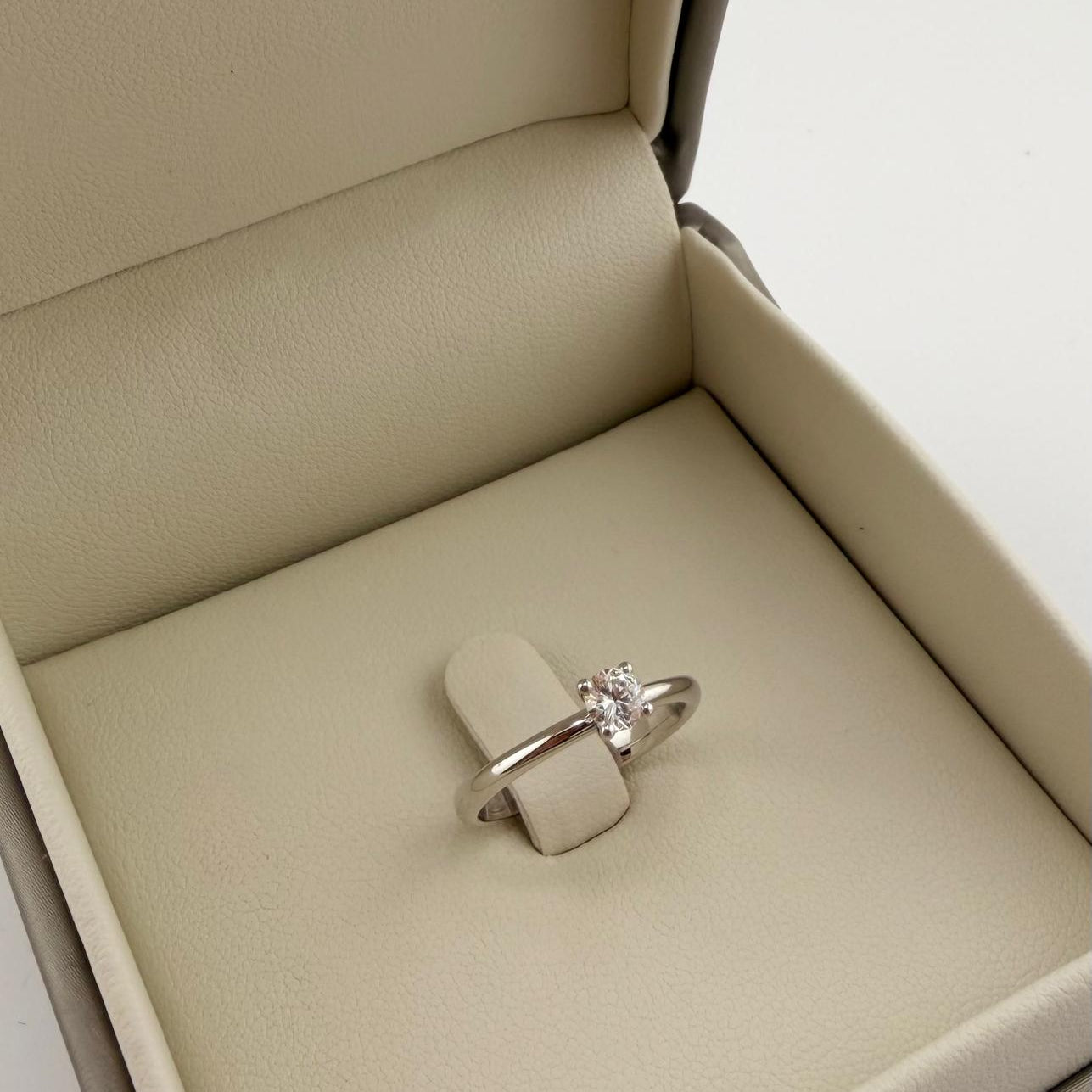 Anello solitario con diamante 0.30 ct - Oro 18 kt