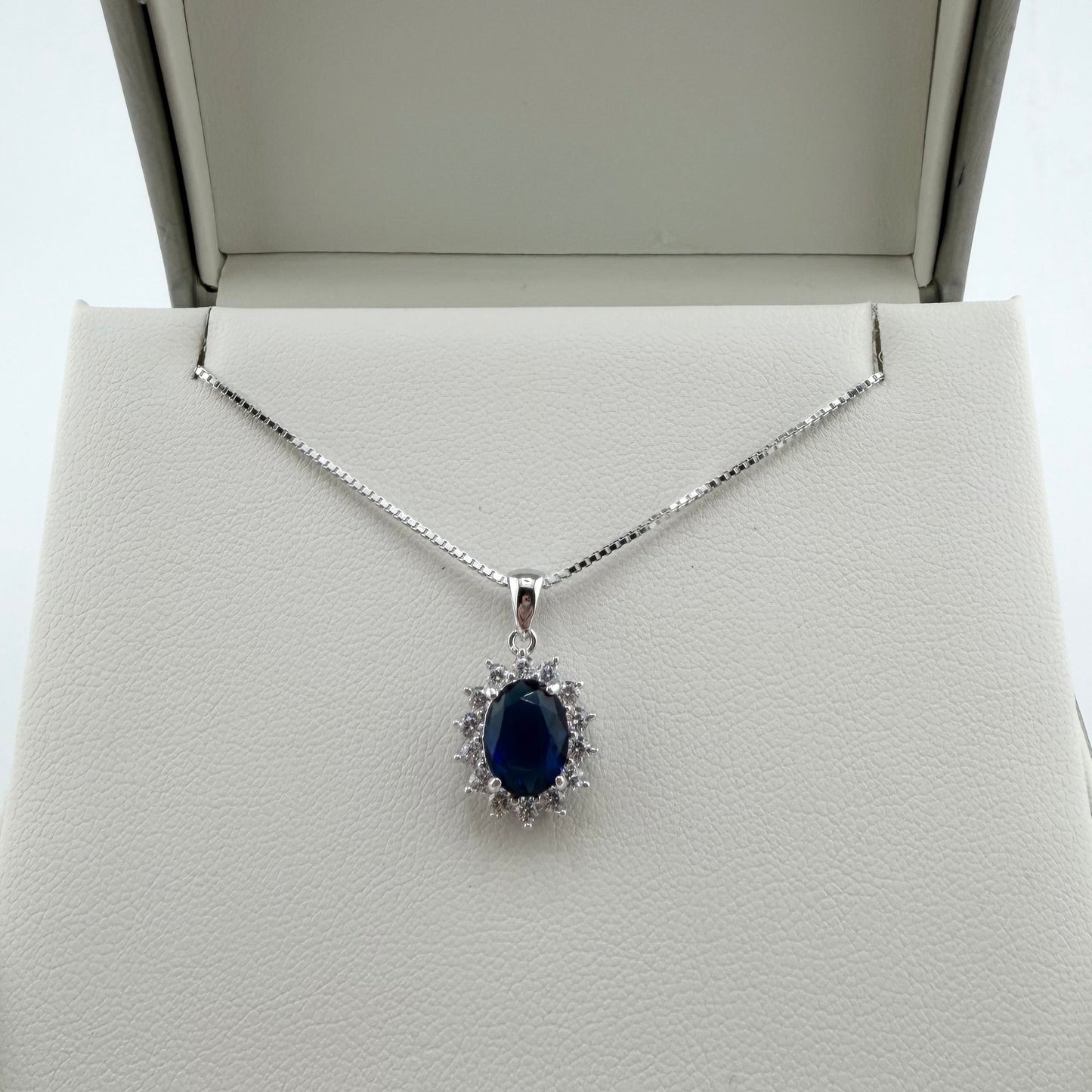 Collana Kate con ovale blu e zirconi bianchi - Argento 925