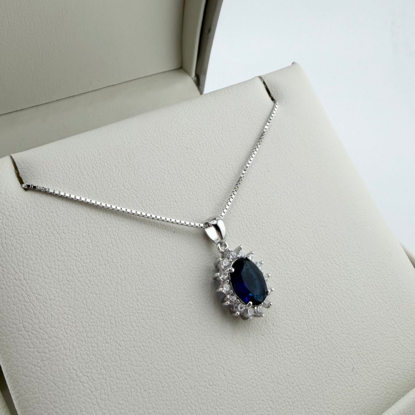 Collana Kate con ovale blu e zirconi bianchi - Argento 925