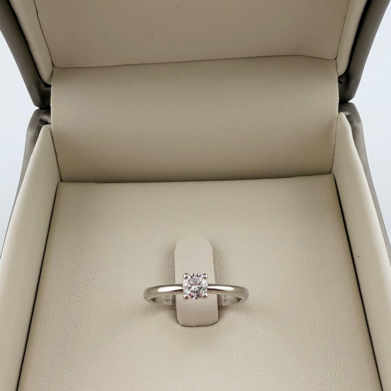 Anello solitario con diamante 0.30 ct - Oro 18 kt