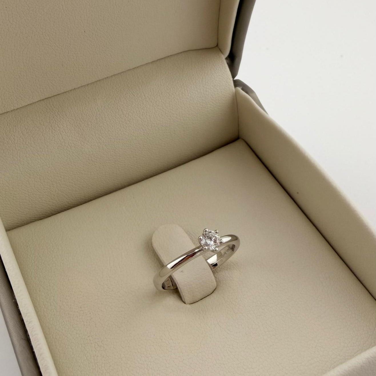 Anello solitario con diamante 0.25 ct - Oro 18 kt
