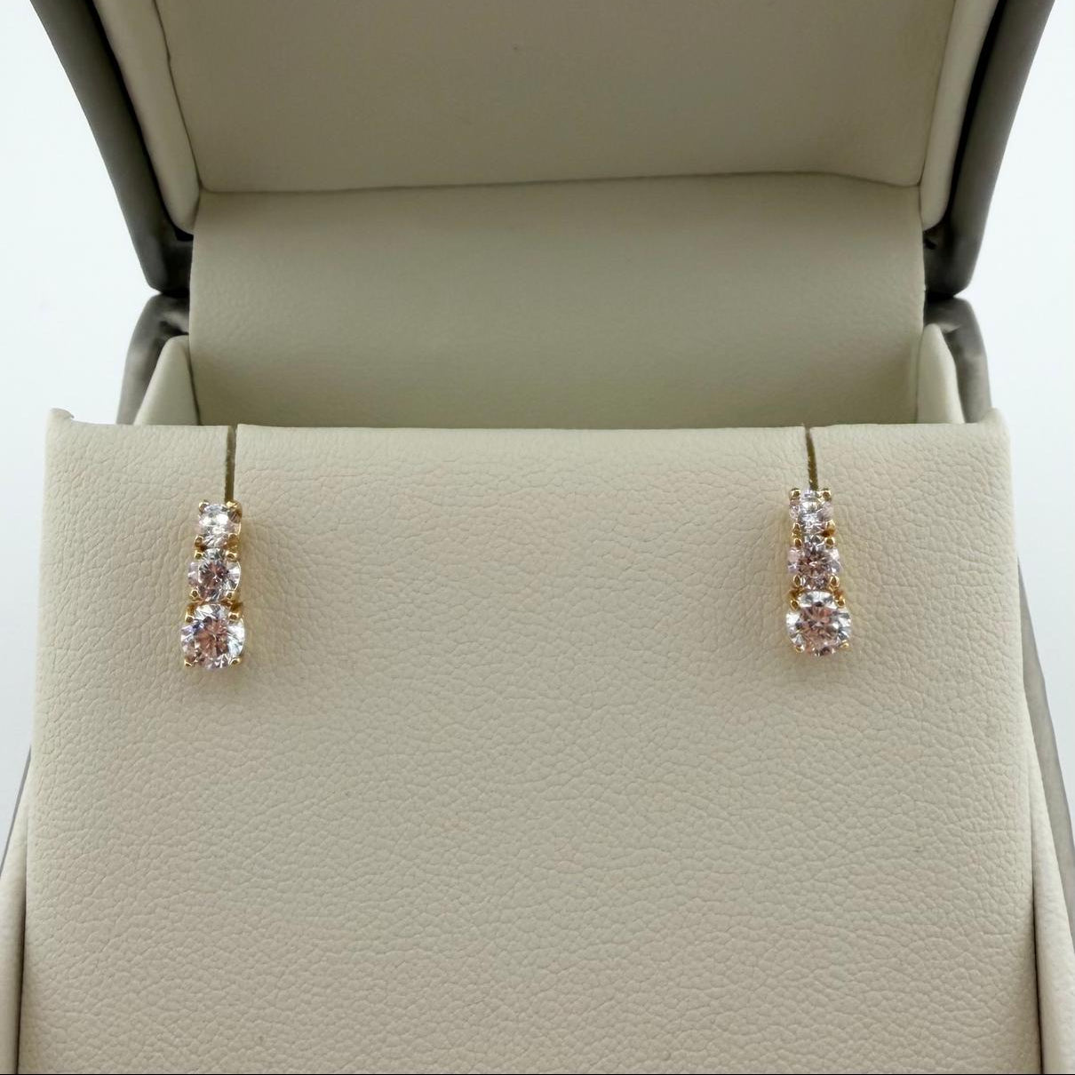 Orecchini trilogy con zirconi  - Oro 18kt