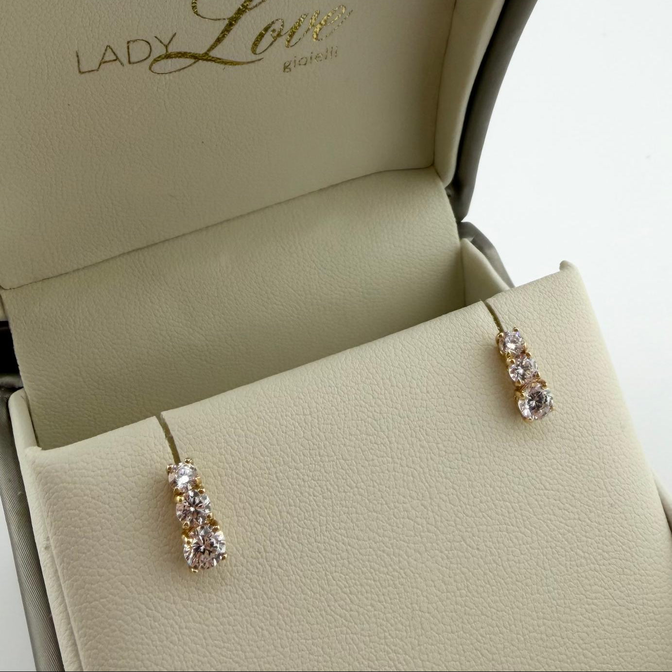 Orecchini trilogy con zirconi  - Oro 18kt
