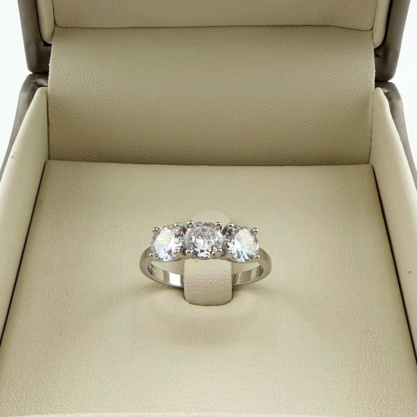 Anello Trilogy con zirconi da 6 mm - Argento 925