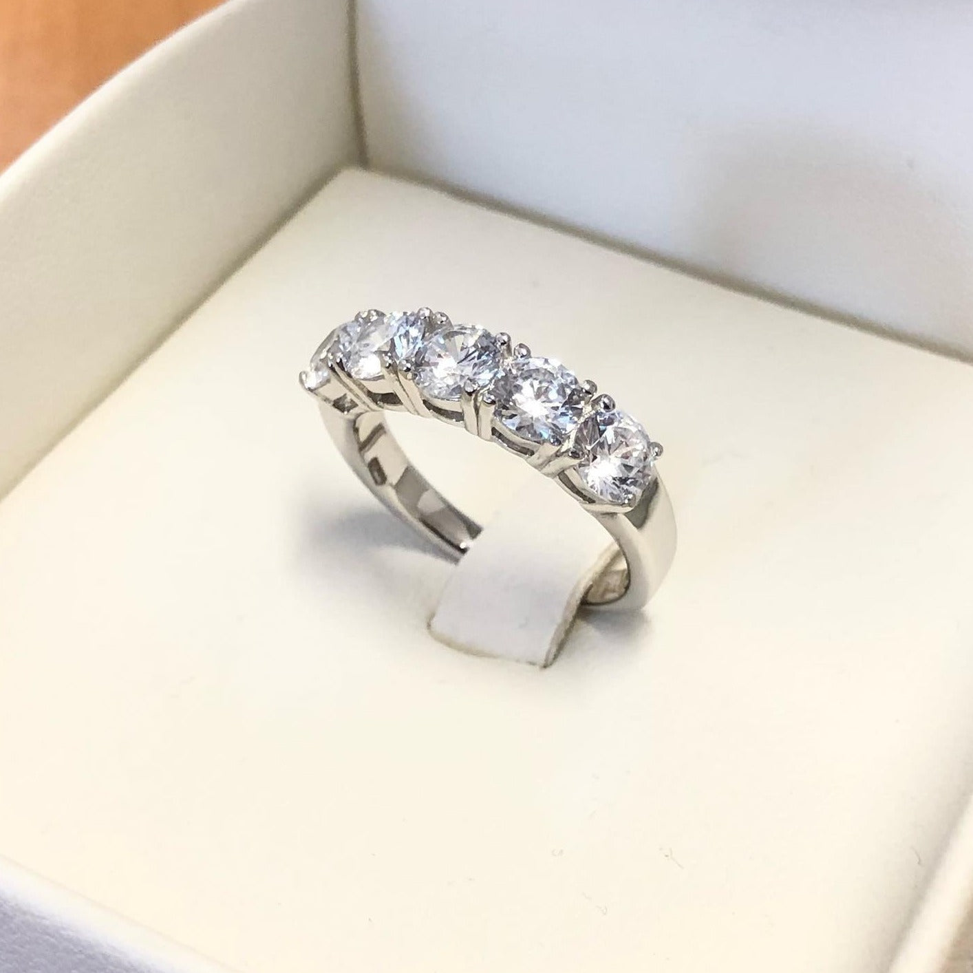 Anello Riviera con zirconi da 5 mm - Argento 925