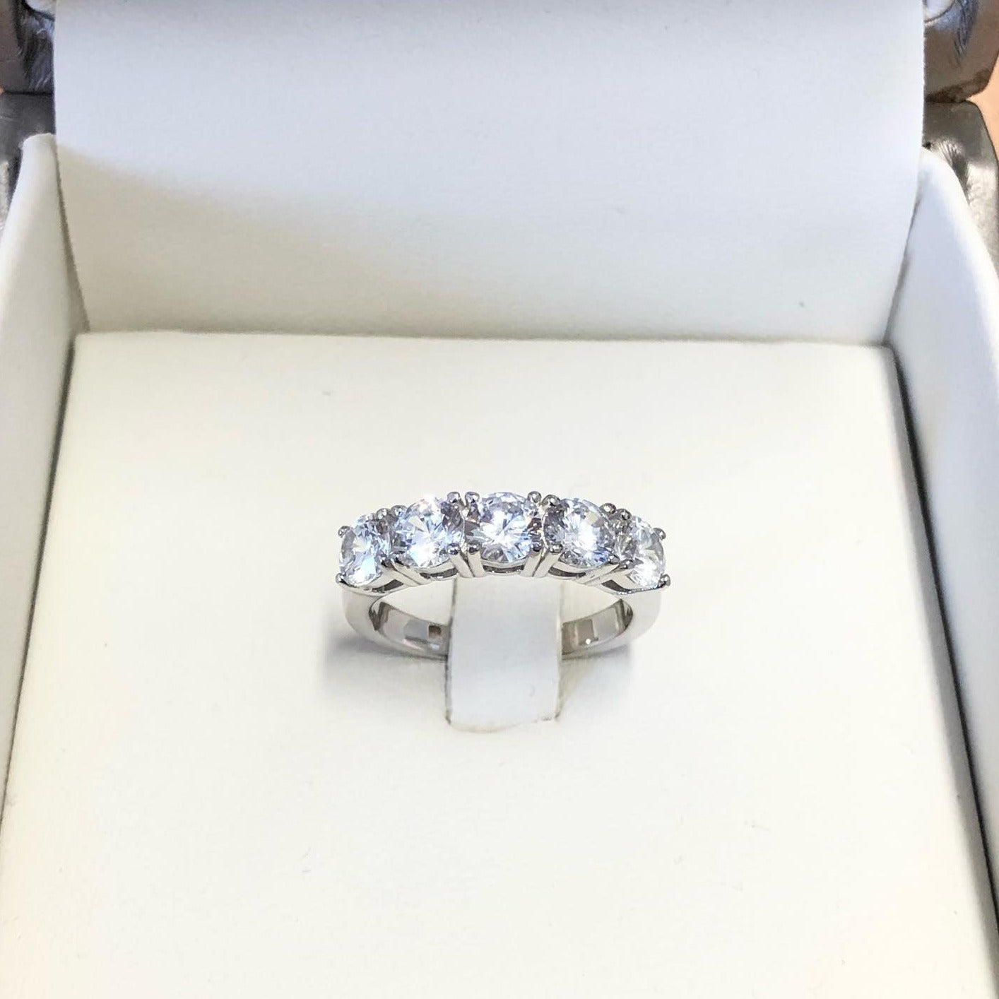 Anello Riviera con zirconi da 5 mm - Argento 925