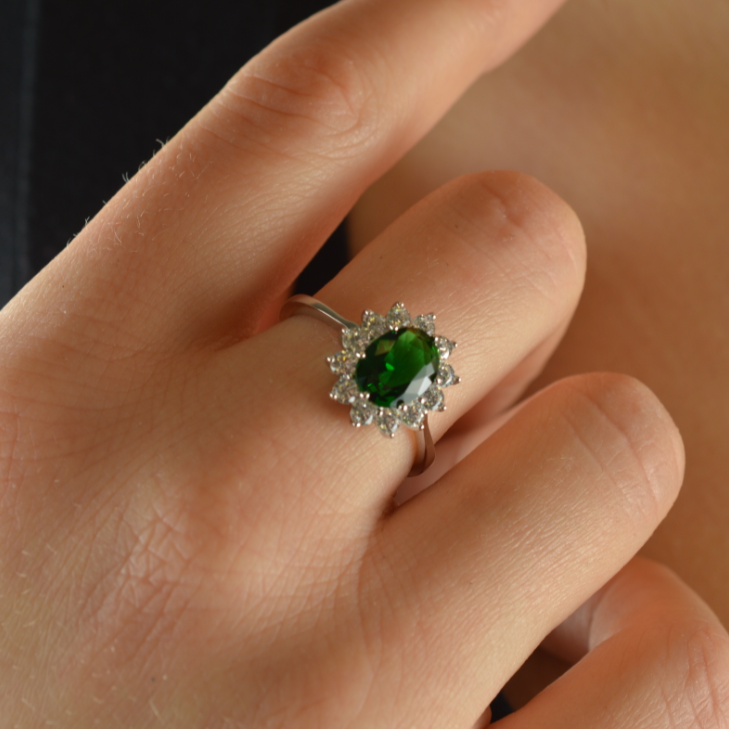 Anello Kate con ovale verde e zirconi bianchi - Argento 925