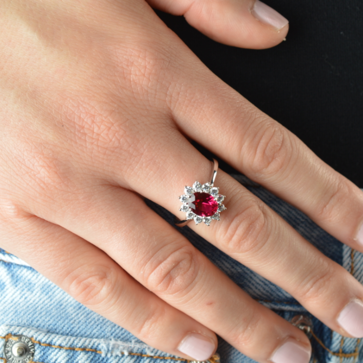Anello Kate con ovale rosso e zirconi bianchi - Argento 925